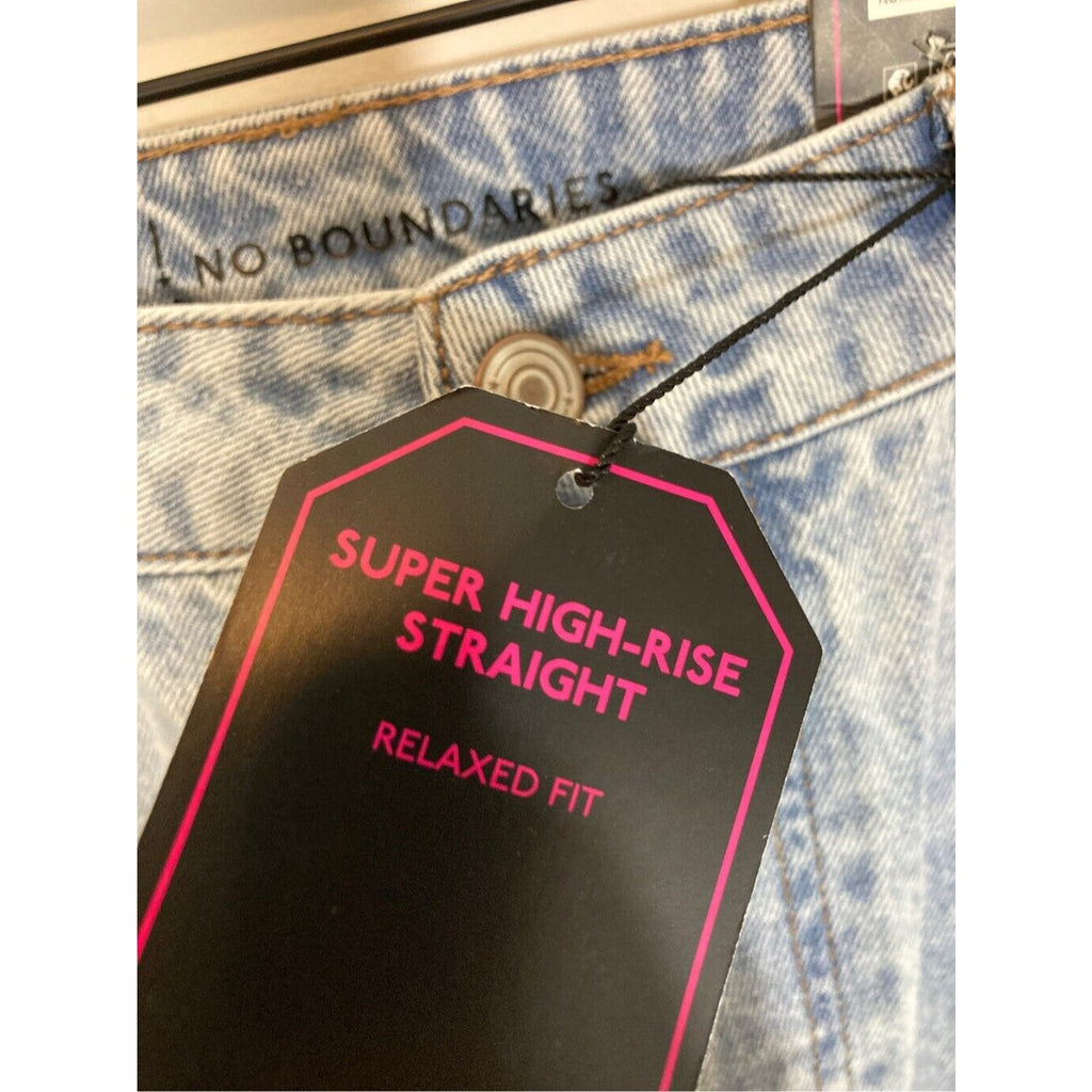 NWT No Boundaries Sz 13 Distressed High Rise Mom Jean