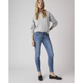 Levi’s 711 Skinny Jeans Women’s 28 Medium Wash Stretch Denim Minimalist Preppy