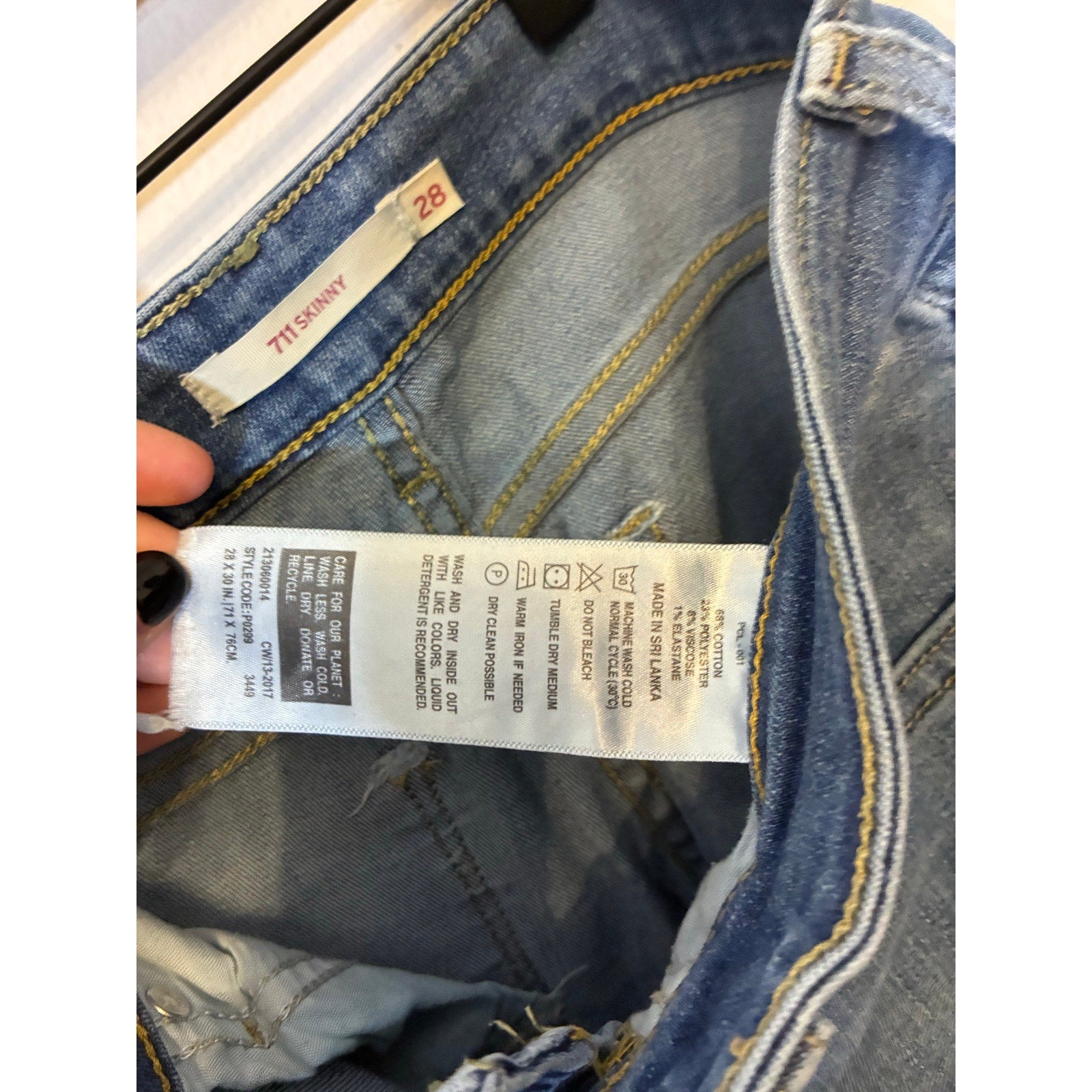 Levi’s 711 Skinny Jeans Women’s 28 Medium Wash Stretch Denim Minimalist Preppy