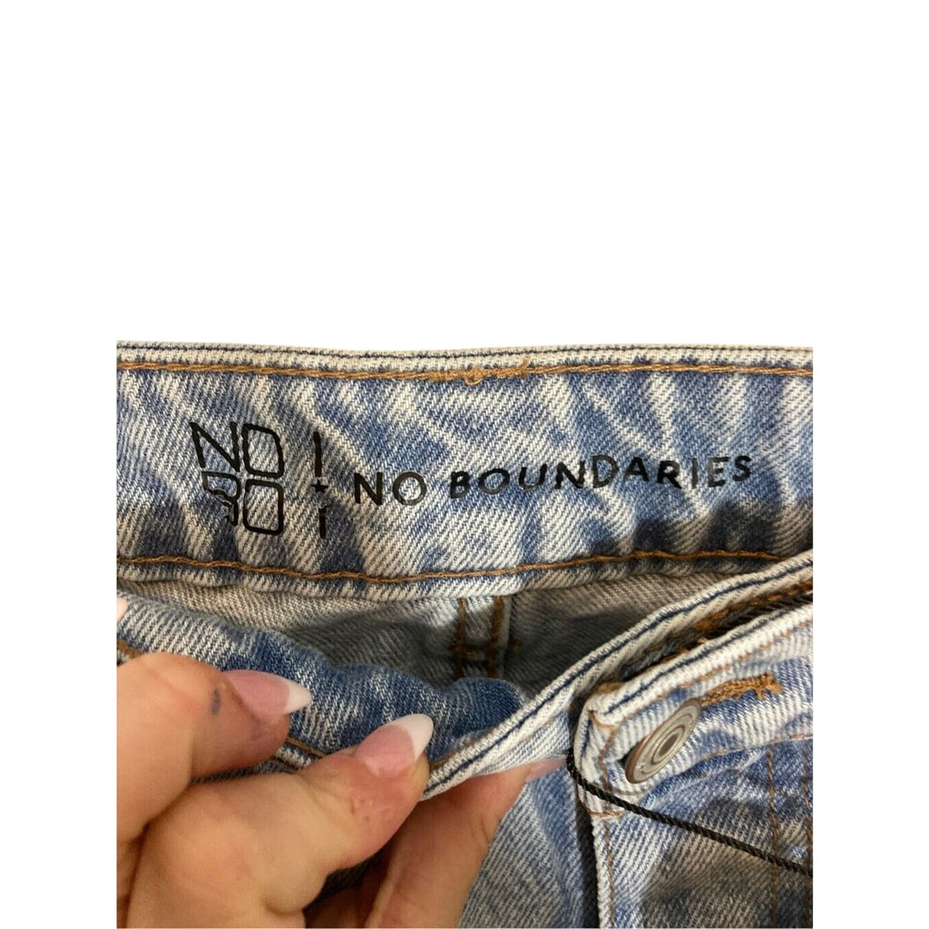 NWT No Boundaries Sz 13 Distressed High Rise Mom Jean